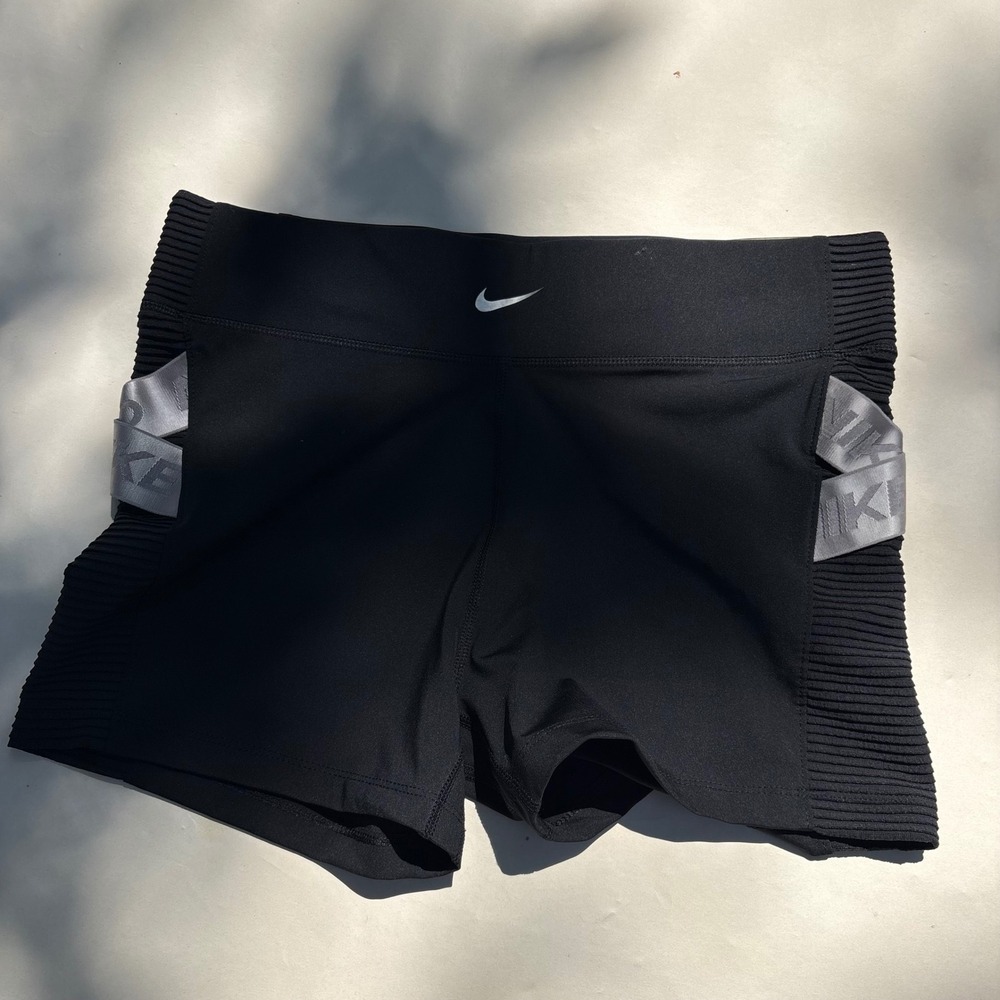 Nike AeroAdapt Womens 3 Inch Training Shorts Black Silver BV3372-010 XL NWT